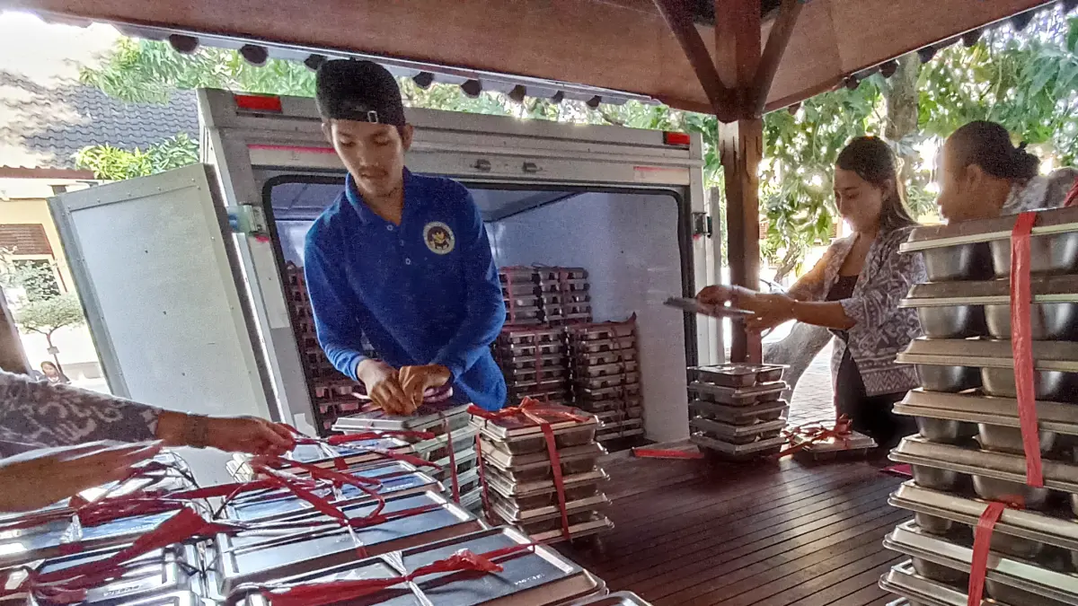 Sebagian jatah makan bergizi gratis yang disiapkan untuk siswa SMP Negeri di Denpasar, sebelum didistribusikan ke masing-masing kelas.  (Foto Adrian Suwanto)