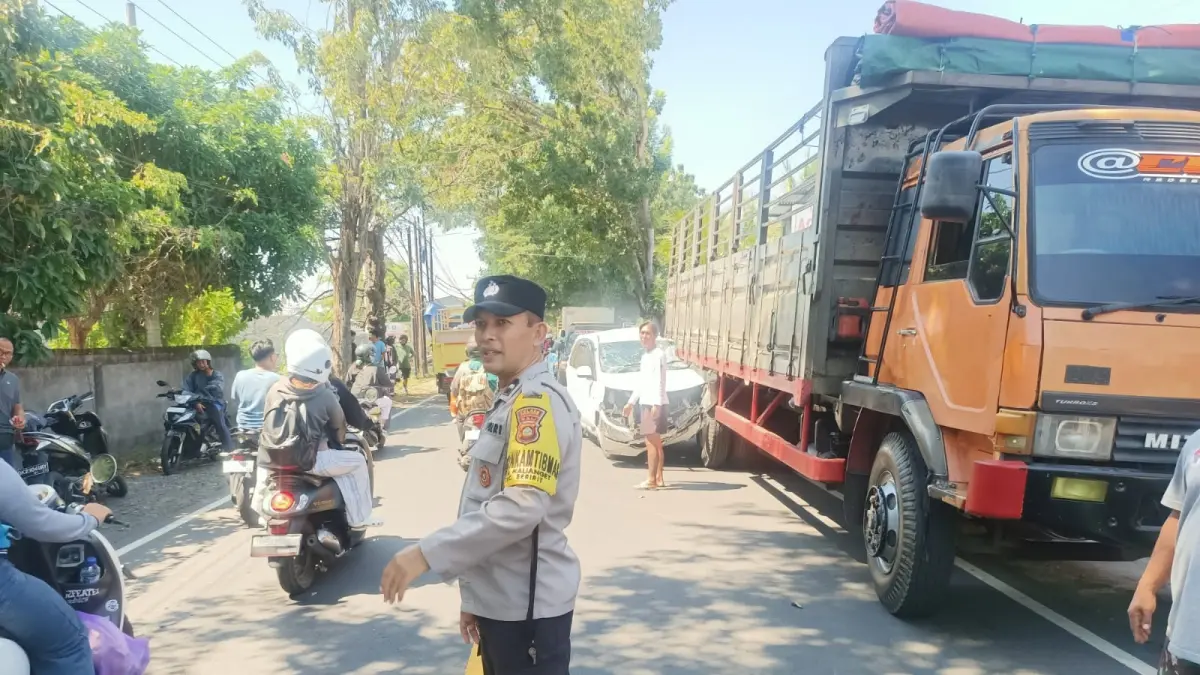 Situasi di lokasi kecelakaan lalu lintas. Insiden dipicu pengemudi yang kaget saat hendak mendahului truk. (Foto Polres Buleleng) 