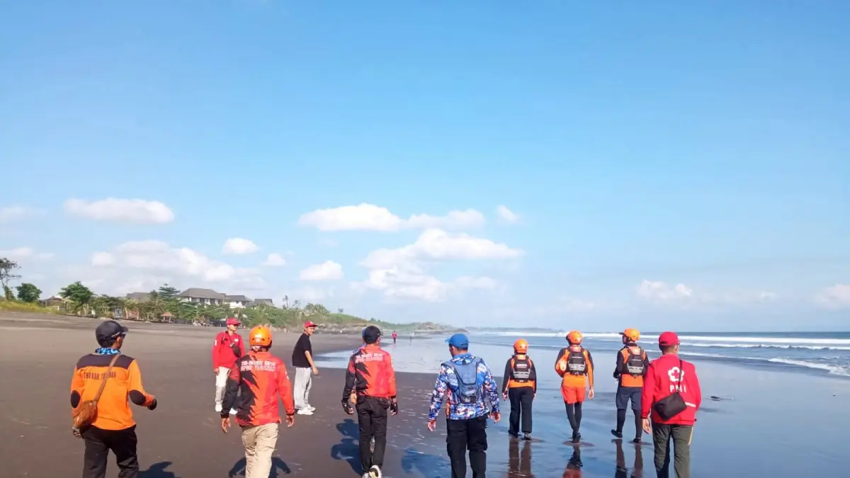 Suasana proses pencarian korban remaja I Komang S oleh tim SAR gabungan di Pantai Yeh Gangga, Desa Sudimara, Tabanan. (Istimewa) 