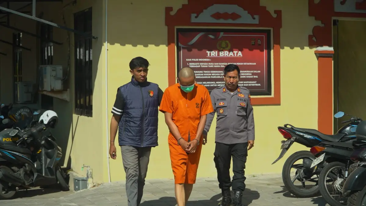 Kapolsek Denpasar Selatan AKP Agus Apriyoga didampingi Kanit Reskrim Iptu Azel Arisandi memperlihatkan pelaku dan barang bukti dalam kasus percobaan pencurian dengan kekerasan terhadap seorang dokter muda.
(Foto Adrian Suwanto) 