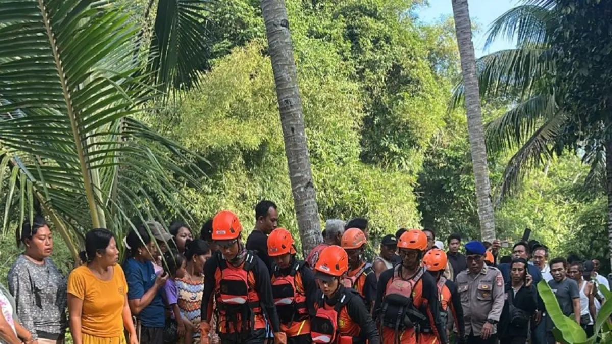 Personel Polsek Mendoyo dan tim SAR saat melakukan evakuasi jenazah korban yang ditemukan meninggal dunia setelah tenggelam di bendung irigasi, Rabu (3/6) kemarin. (Foto Polsek Mendoyo) 