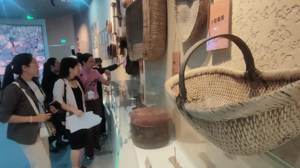 Salah seorang perajin anyaman dedalu memperagakan proses pembuatan anyaman di Gedung Pameran Anyaman Dedalu Huanggang. (Foto Eka Prasetya)&nbsp;