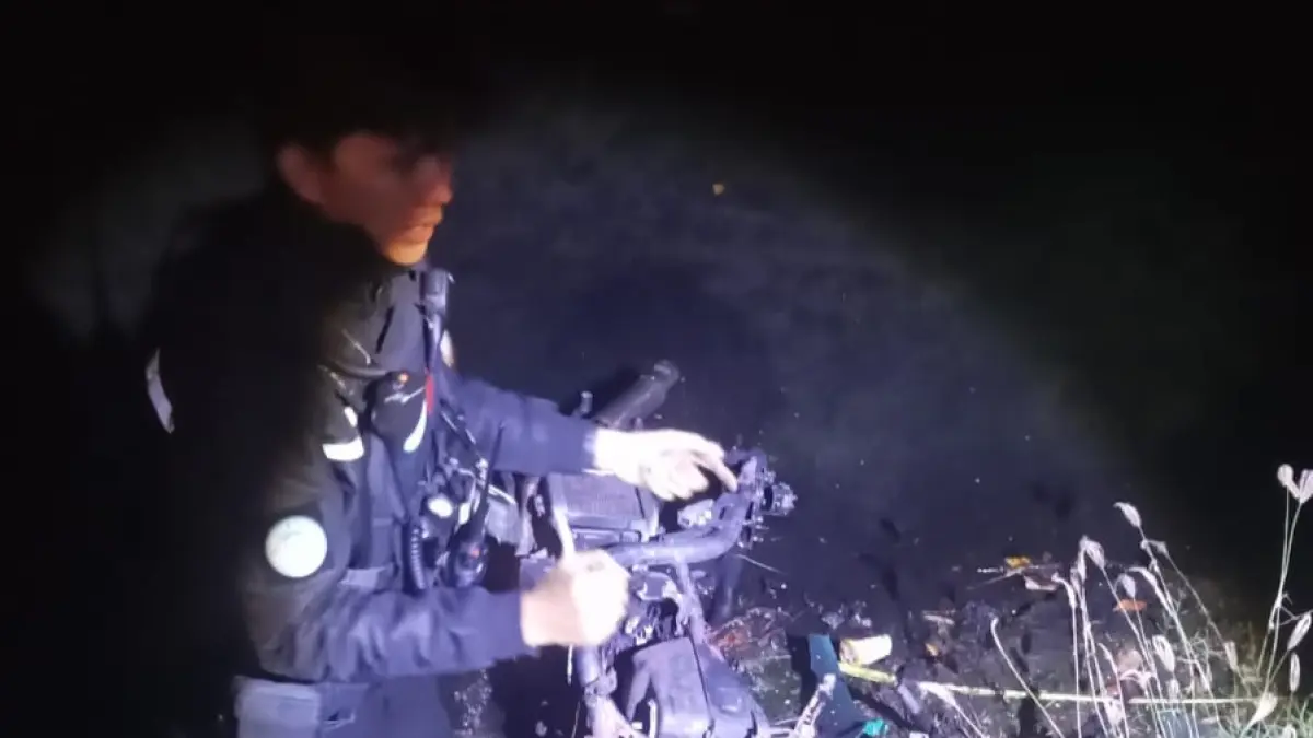Sepeda motor Yamaha Aerox yang ludes terbakar setelah diduga terlibat kecelakaan akibat aksi kebut-kebutan di Jalan By Pass Ngurah Rai, Sidakarya, Denpasar Selatan. 
(Foto Adrian Suwanto) 