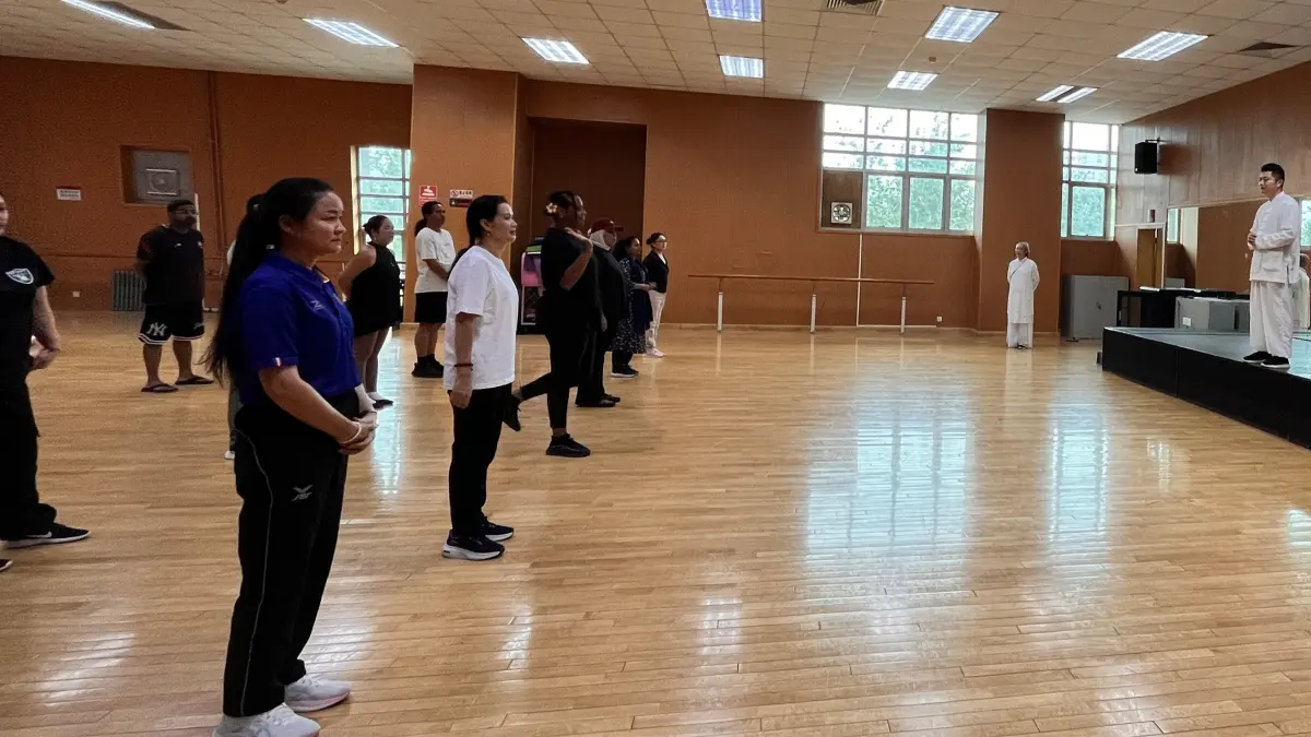 Jurnalis peserta CIPCC dari kawasan Asia Pasifik mempelajari gerakan Tai Chi. (Foto Eka Prasetya)&nbsp;