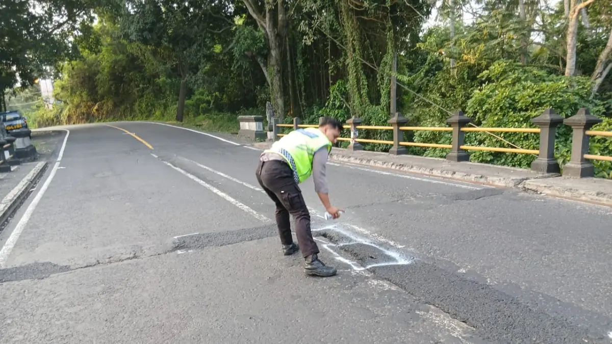 Kondisi Jalan berlubang yang berada di sebelah barat Pantai Soka, Selemadeg Jalur Denpasar-Gilimanuk.&nbsp; (Foto Juliadi) 