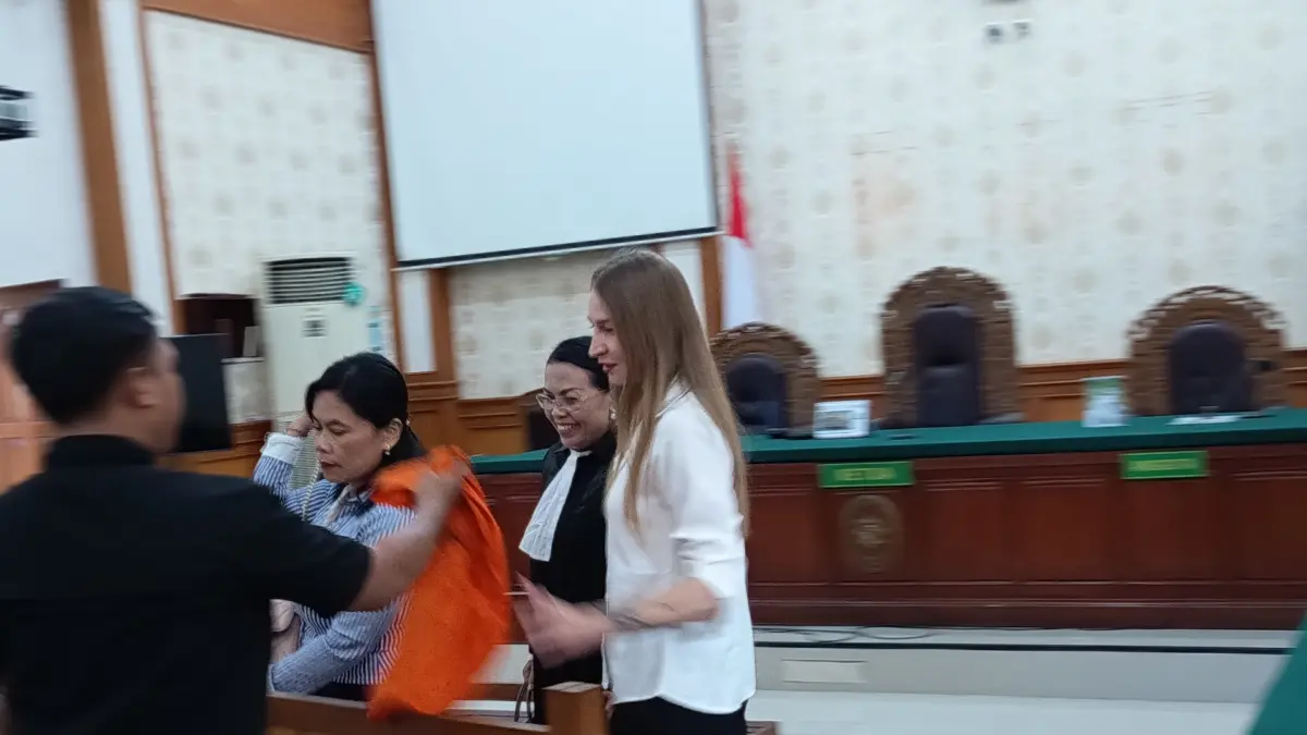 Terdakwa Kseniia Varlamova usai menjalani sidang pembacaan putusan di Pengadilan Negeri Denpasar.
(Foto M. Sandijaya) 