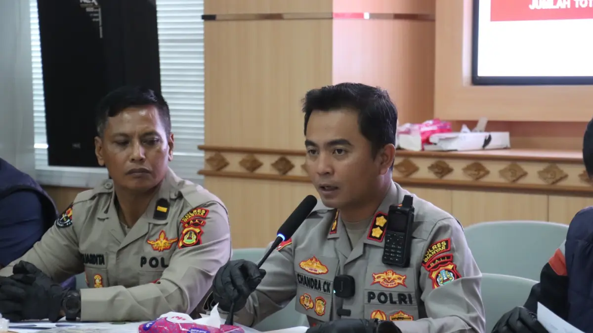 Kapolres Gianyar AKBP Chandra Kesuma didampingi Kasat Reskrim dan Kasi Humas serta para kanit Polsek berikan keterangan ungkap 18 kasus pencurian selama Mei 2026. (Foto Polres Gianyar) 