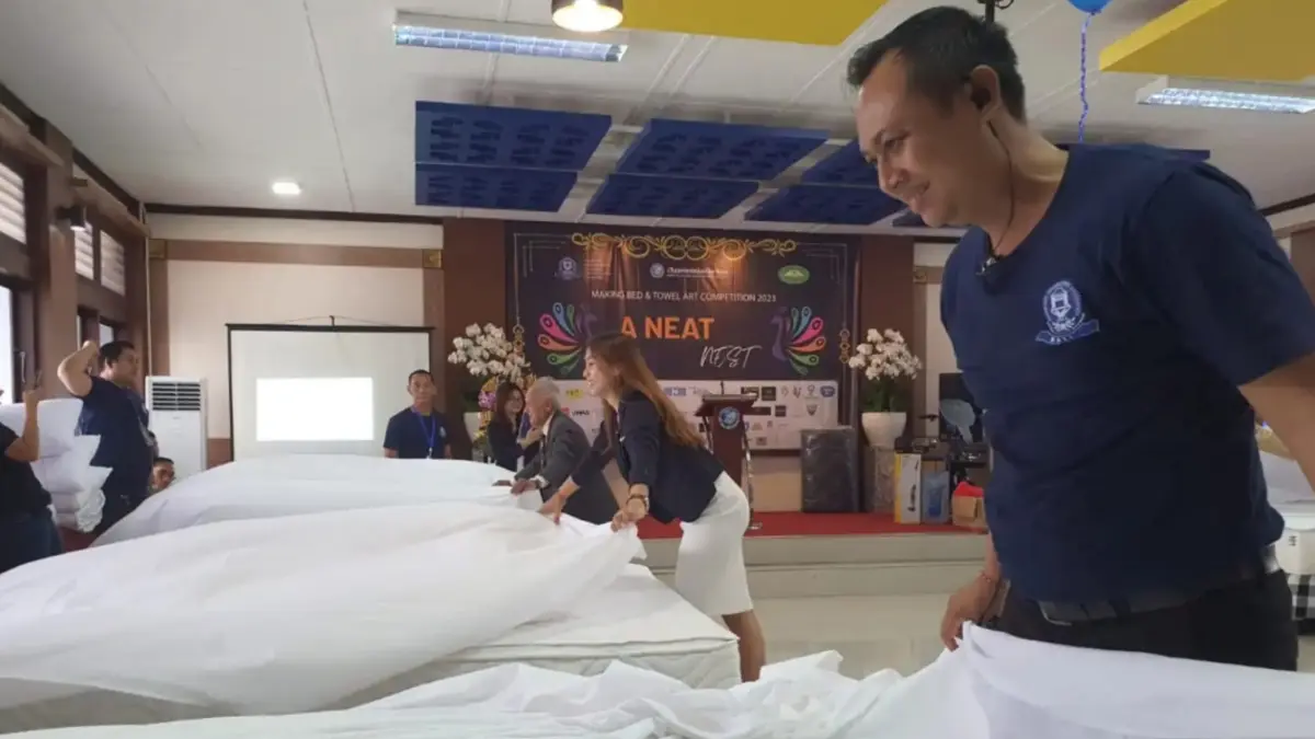 Lomba merapikan tempat tidur yang diikuti oleh 34 perwakilan hotel dan 15 sekolah kejuruan perhotelan, termasuk peserta dari luar Bali dan Filipina. (Foto Adrian Suwanto)