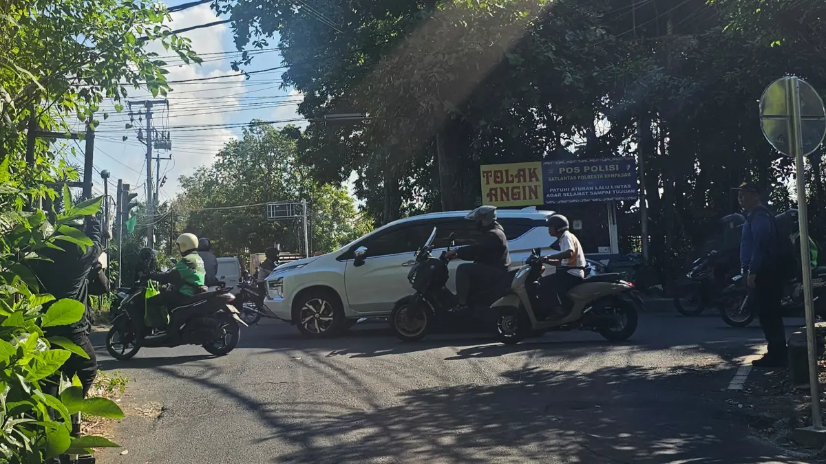 Petugas Dishub memasang plang larangan rambu lalu lintas di dua titik utama: Simpang Jalan Hang Tuah–Danau Beratan dan Simpang Jalan Hang Tuah–Sedap Malam. (Foto Ni Kadek Novi Febriani) 