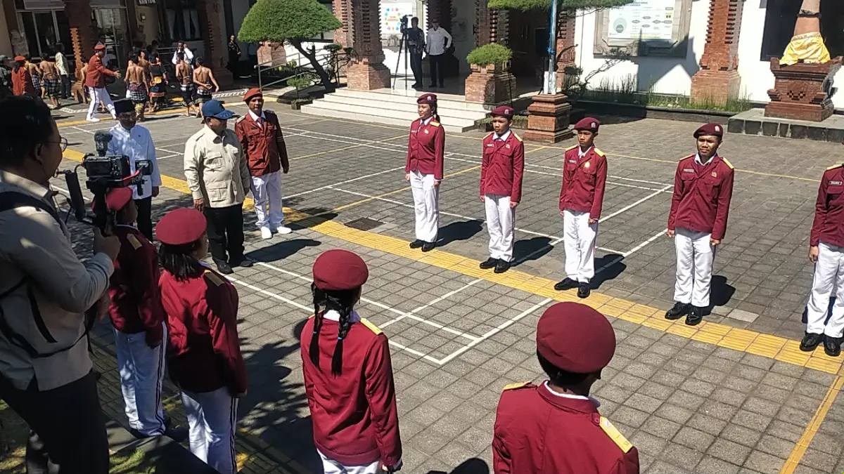 Presiden Prabowo Subianto ke Sekolah Rakyat Menengah Pertama (SRMP) 17, yang beralamat di Jalan S. Parman, Desa Banjar Anyar, Kecamatan Kediri, Kabupaten Tabanan, pada Minggu (7/6) pagi. (Foto Juliadi) 