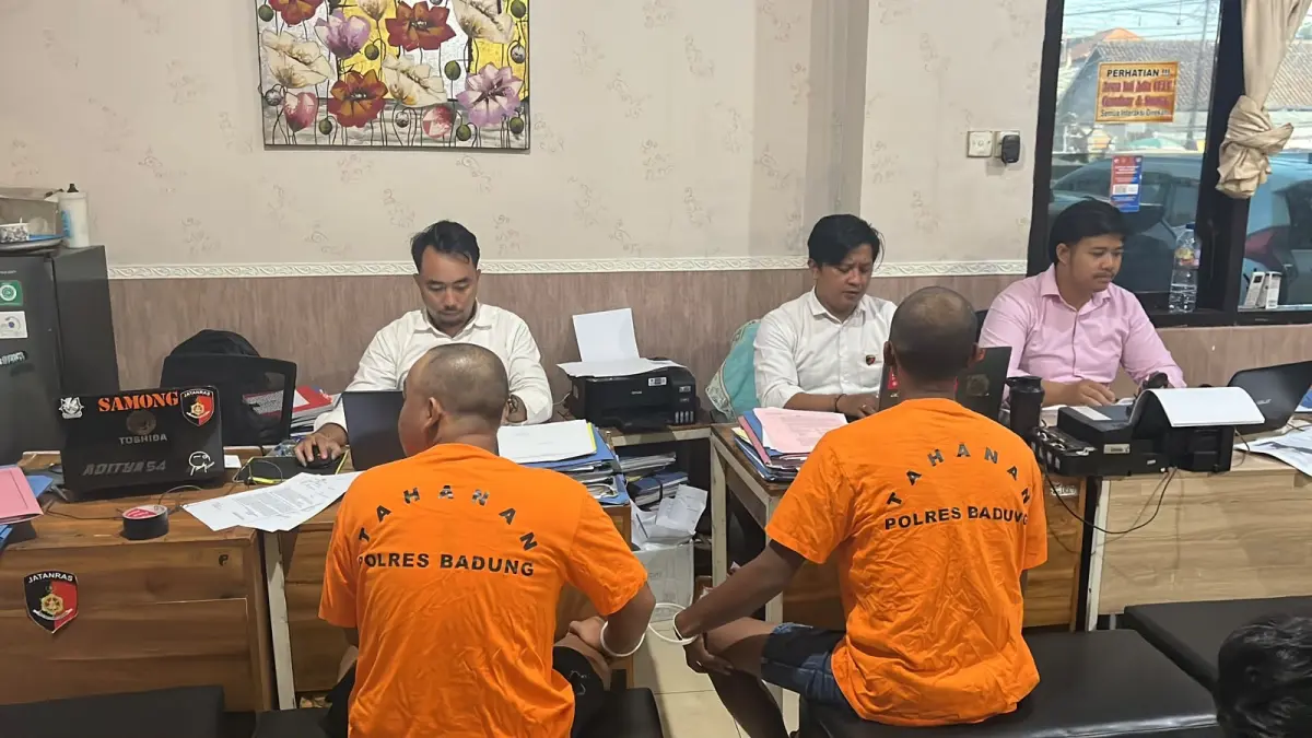 Dua dari 13 pelaku saat diperiksa Polres Badung. Dari jumlah tersebut, 12 orang merupakan pelaku dewasa dan satu lainnya masih berstatus anak di bawah umur. (Foto Adrian Suwanto) 