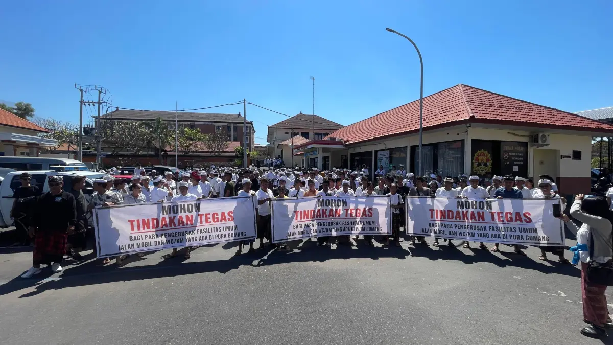 Krama desa adat Bugbug saat memadati halaman Mapolres Karangasem, Minggu (7/6). Kedatangan krama Desa Adat Bugbug dari dua kelompok untuk saling lapor. (Foto Zulfika Rahman) 