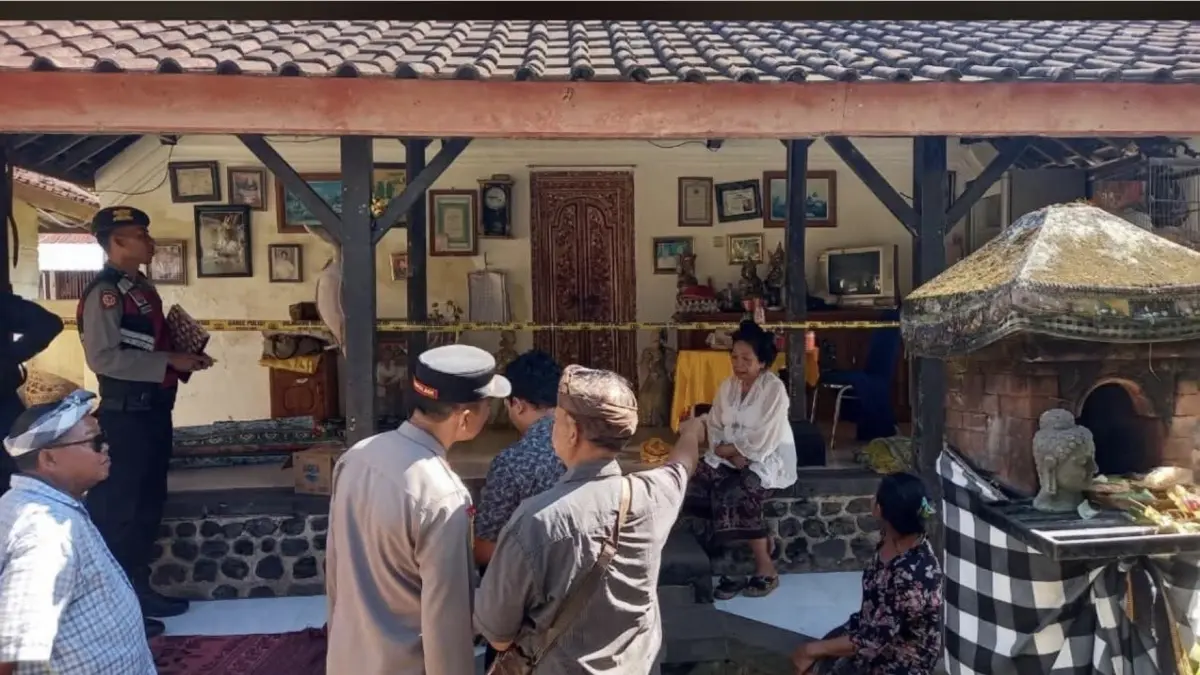 Petugas kepolisian melakukan olah TKP di lokasi pencurian di salah satu Geria yang berada di Banjar Triwangsa, Desa Budakeling. (Istimewa) 