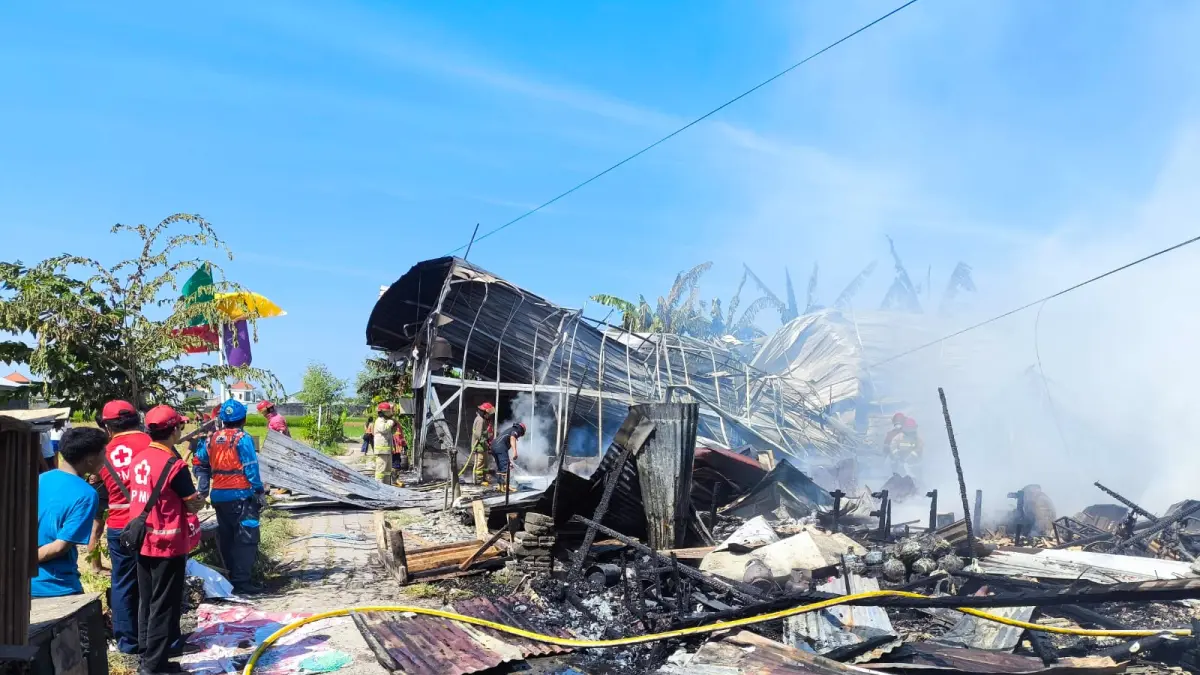 Petugas pemadam kebakaran berusaha memadamkan api yang menghanguskan warung bakso, gudang proyek, dan rumah toko sembako di Jalan Eko Wisata Gang Damai, Banjar Pitik, Pedungan, Denpasar Selatan. (Foto Adrian Suwanto) 