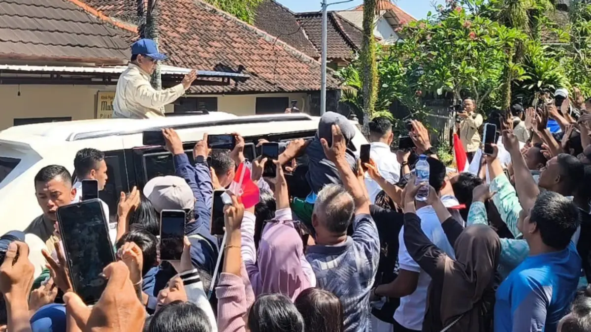 Presiden RI Prabowo Subianto menyapa warga dari atas kendaraan, saat disambut antusias di Lapangan Puputan Margarana Renon. (Foto Adrian Suwanto)