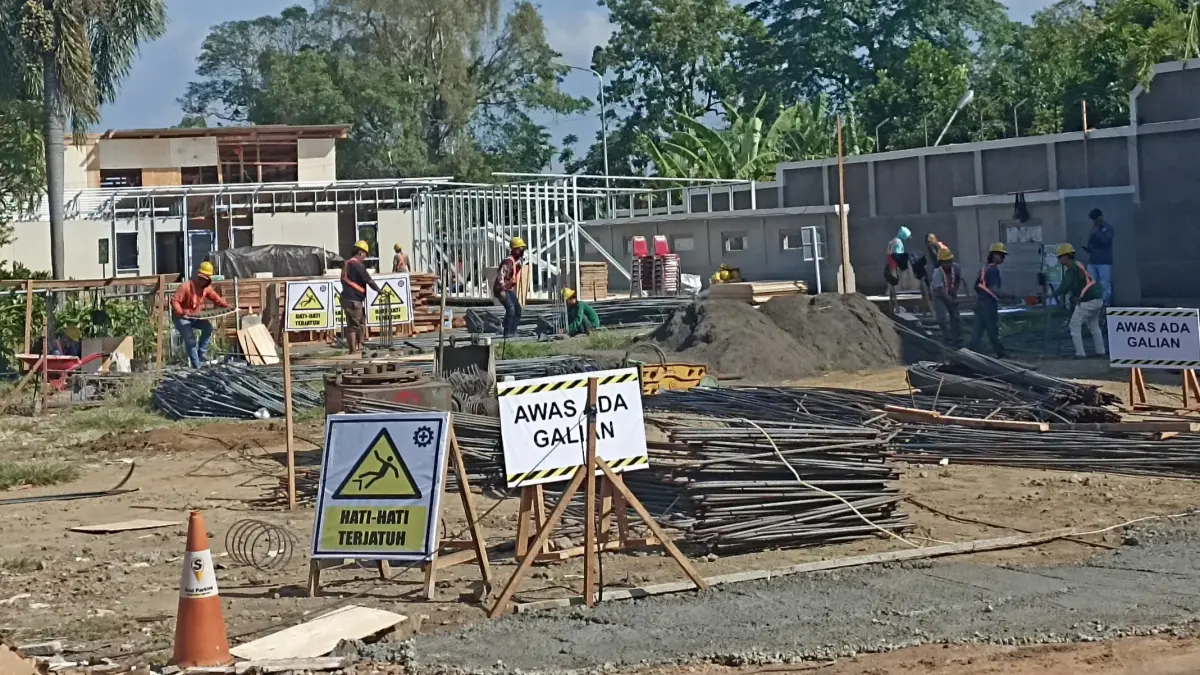 Suasana pengerjaan proyek pembangunan fasilitas Poliklinik Terpusat di lingkungan RSUD Wangaya, Denpasar. (Foto Adrian Suwanto) 
