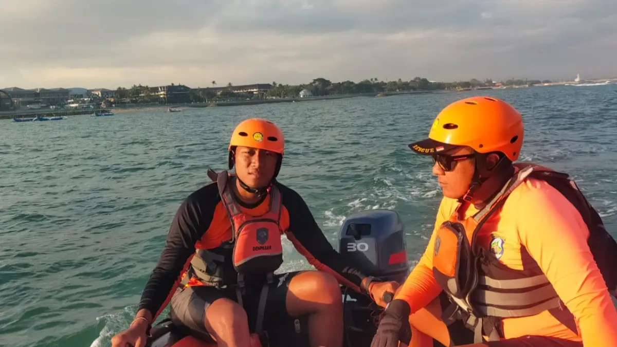 Tim SAR gabungan melakukan penyisiran menggunakan perahu karet di perairan Pantai Kuta, Senin (8/6), untuk mencari dua bocah yang terseret arus. (Istimewa) 