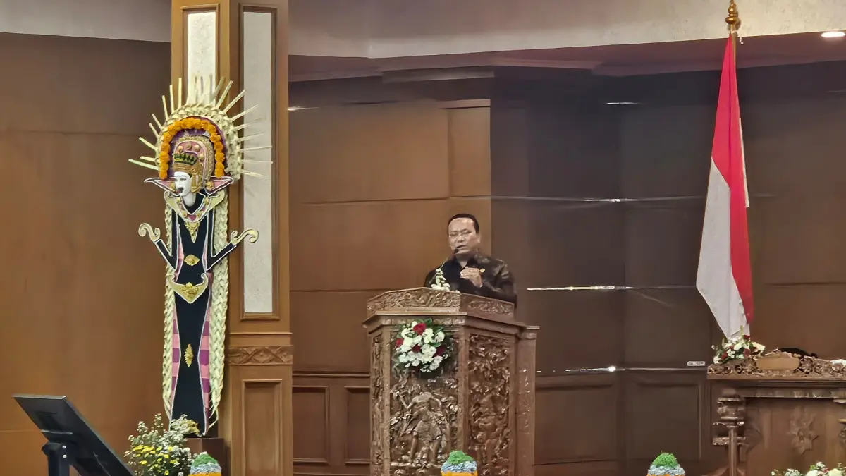 Anggota I BPK RI Nyoman Adhi Suryadnyana saat menyampaikan hasil pemeriksaan Laporan Keuangan Pemerintah Provinsi Bali Tahun 2025.(Foto Ni Kadek Novi Febriani) 