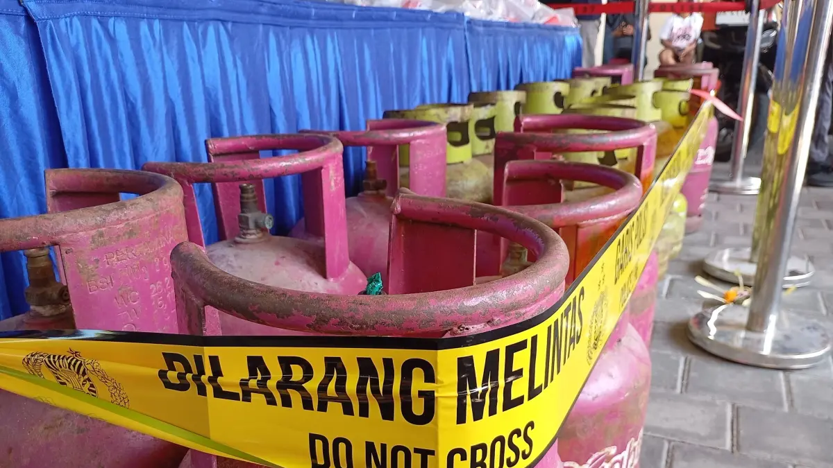 Barang bukti berupa tabung gas dan peralatan yang diamankan polisi dari lokasi pengoplosan. (Foto Junior) 