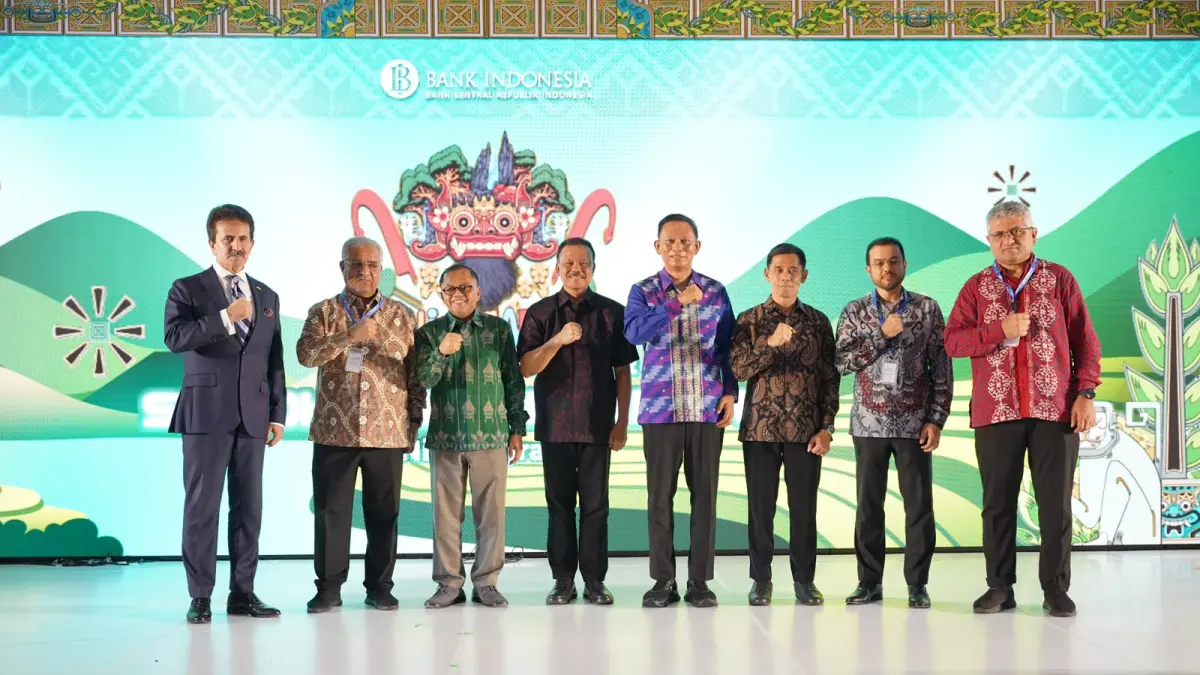 Perwakilan Bank Indonesia, Pemerintah Provinsi Bali, duta besar negara sahabat, serta investor berfoto bersama usai pembukaan Bali Jagadhita Investment Forum 2026. (Istimewa) 