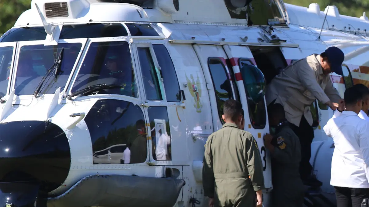 Presiden Republik Indonesia (RI)  Prabowo Subianto saat turun dari helikopter di Lapangan Renon Denpasar. (Foto Miftahuddin M. Halim) 