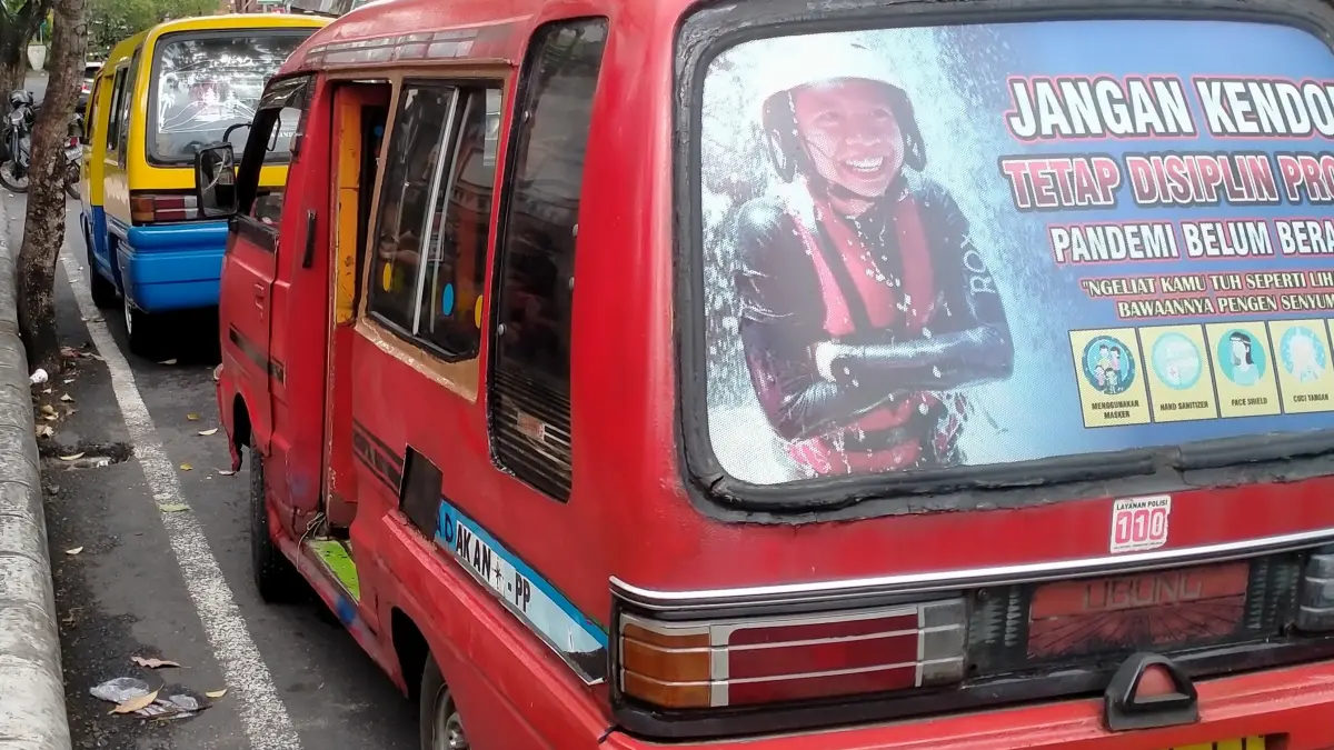 Suasana sejumlah angkutan Trans Siswa gratis yang beroperasi di wilayah Kabupaten Tabanan. (Foto Juliadi) 