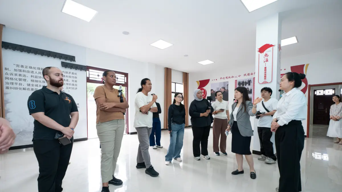 Jurnalis peserta CIPCC saat berkunjung ke Desa Baihang. Desa ini dulunya dikenal sebagai desa miskin. Belakangan desa berhasil lepas dari jerat kemiskinan menjadi desa sejahtera.(Foto Eka Prasetya)&nbsp;