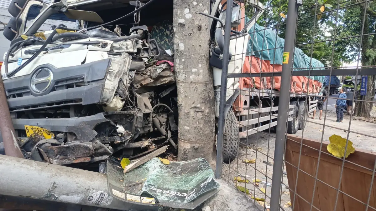 Kondisi truk tronton setelah menghantam tiang jaringan internet dan pohon di Jalur Tengkorak, Kerambitan. (Foto Juliadi)
