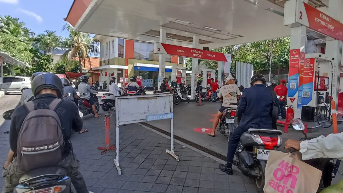 Pertamina Patra Niaga resmi menaikkan harga bahan bakar minyak (BBM) jenis nonsubsidi mulai Rabu (10/6) hari ini. (Foto Adrian Suwanto)