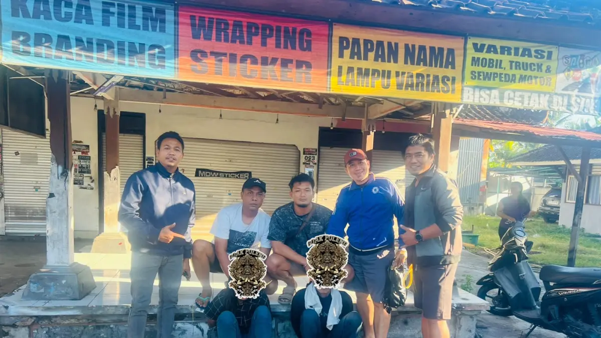 MAW dan AC usai diamankan polisi di Jembrana. Kedua warga Pasuruan, Jawa Timur mencuri sepeda motor di Kabupaten Buleleng.(Foto Junior) 