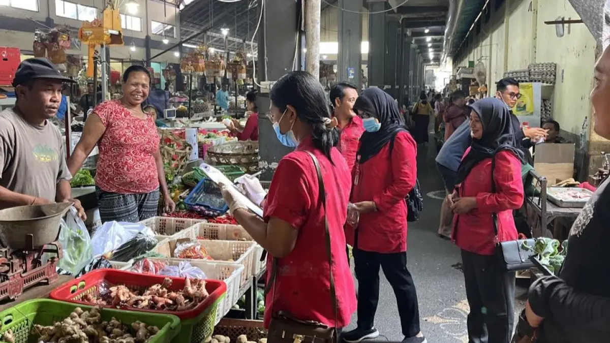 Petugas Disperindag Tabanan yang melakukan pemantuan harga sejumlah barang kebutuhan pokok di pasar tradisonal Tabanan! (Foto Juliadi)