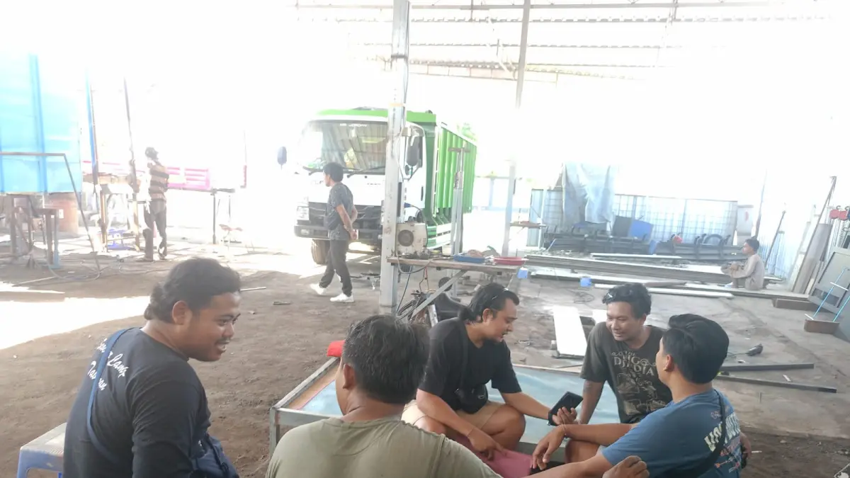 Tim Ciung Wanara yang melakukan proses penyelidikan dan olah TKP dengan memeriksa bukti rekaman CCTV di sebuah bengkel diwilayah Kerambitan Tabanan. (Istimewa) 