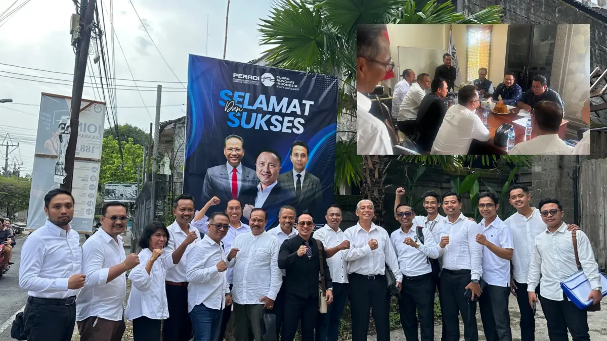 I Made “Ariel” Suardana (berjas hitam) bersama belasan advokat saat deklarasi pencalonan Ketua DPC Peradi SAI Denpasar periode 2026–2030, Jumat (12/6) siang. (Foto Andre Sula) 
