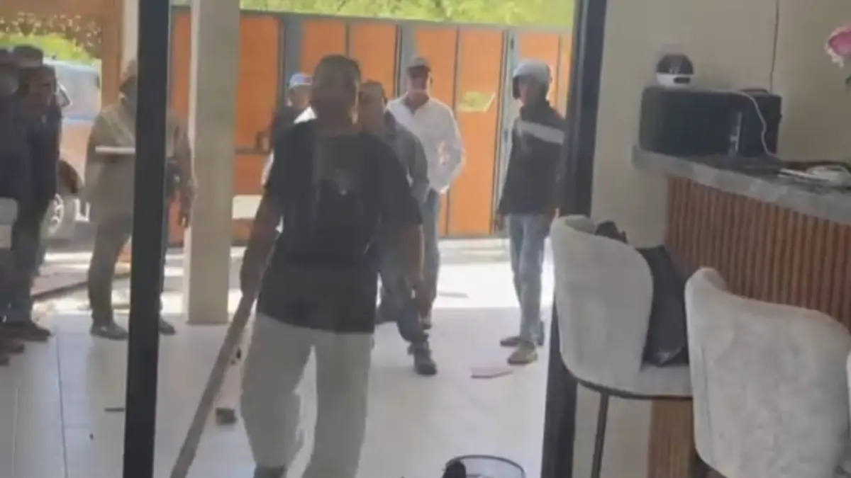 Insiden dugaan pengrusakan gerbang dan pintu villa oleh sekelompok orang di Bila Nusa Dua. (Istimewa) 