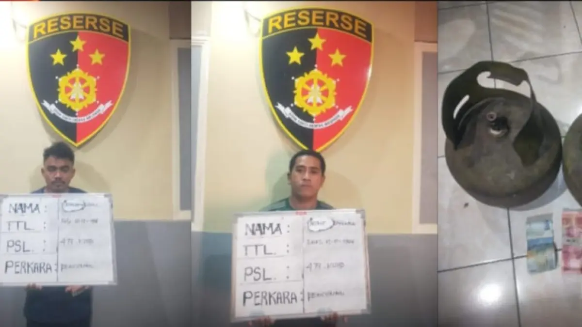 Petugas Unit Reskrim Polsek Denpasar Timur menunjukkan dua pelaku pencurian tabung gas elpiji 3 kilogram beserta barang bukti dan kendaraan yang digunakan. (Istimewa) 