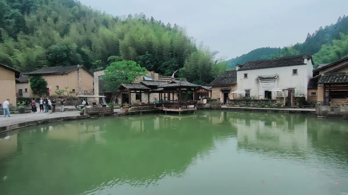 Suasana di Zizai Valley. Kawasan ini dulunya desa tua di pelosok Provinsi Anhui yang hanya dihuni lansia, kini disulap jadi destinasi wisata berkonsep wellness. (Foto Eka Prasetya) 