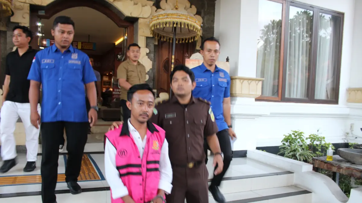 Tersangka WBA usai ditetapkan statusnya oleh jaksa Kejari Denpasar. (Istimewa) 