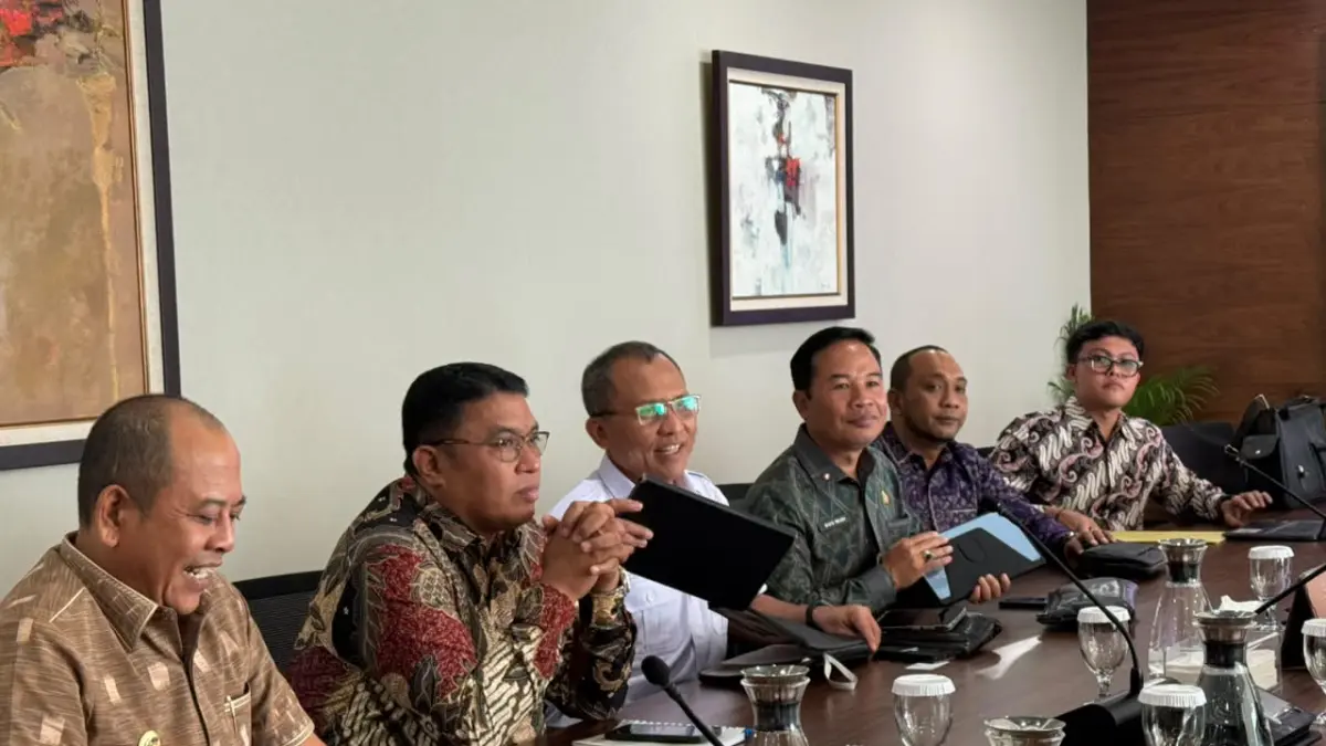 Bupati Karangasem I Gusti Putu Parwata dan jajarannya saat melakukan penjajakan rencana pinjaman ke PT SMI di Jakarta, Rabu (10/6) kemarin. (Istimewa) 