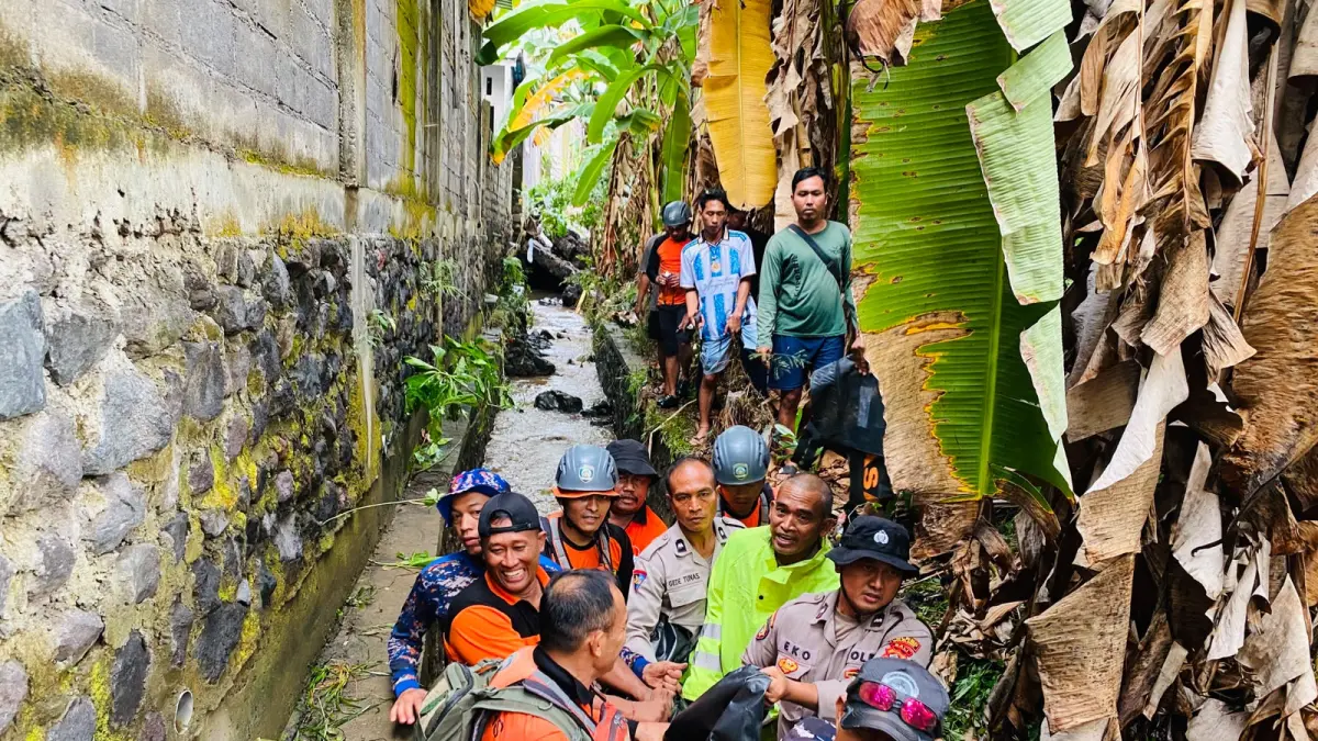 Tim SAR berhasil mengevakuasi jenazah Ricardo Razaq Alghivieri yang terseret arus banjir. Ia ditemukan di bawah reruntuhan bangunan dan tertimbun pasir. (Foto Pos Pencarian dan Pertolongan Buleleng) 
