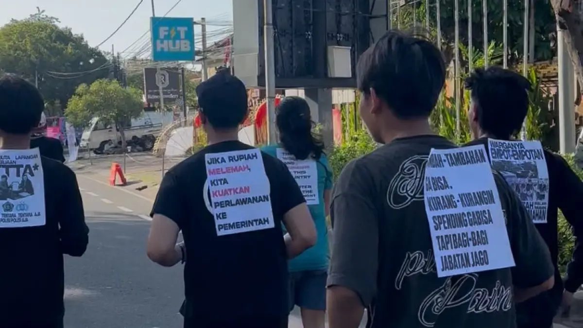 Judul: Kritik Kebijakan Pemerintah, Mahasiswa Gelar Aksi "Lari Perlawanan" di CFD Renon
 
DENPASAR – Menyikapi sejumlah persoalan dan kebijakan yang dinilai membebankan masyarakat, sekelompok mahasiswa dan pemuda di Denpasar memilih cara berbeda untuk menyampaikan aspirasi. Mereka menggelar aksi bertajuk “Run For Resistance” atau “Lari dengan Perlawanan” di kawasan Car Free Day (CFD) Lapangan Puputan Margarana Niti Mandala, Renon, pada Minggu (14/6).
 
Aksi ini menjadi bentuk ekspresi kritik terhadap berbagai kebijakan di bawah pemerintahan Prabowo-Gibran, mulai dari kenaikan harga BBM jenis Pertamax, melemahnya nilai tukar rupiah, polemik Program Makan Bergizi Gratis (MBG), hingga pengesahan Undang-Undang Polri yang dinilai berlangsung secara tertutup dan menimbulkan kekhawatiran akan kembalinya sistem dwi fungsi TNI/Polri.
 
Dalam aksinya, peserta mengenakan atribut khas, membentangkan spanduk berisi pesan kritik, serta menempelkan tulisan aspirasi di punggung. Sambil berlari mengelilingi kawasan Renon, mereka berharap keresahan yang dirasakan dapat tersampaikan secara luas kepada publik dan pengambil kebijakan.
 
Koordinator Lapangan, I Nyoman Trikasudha Gamayana, menyatakan kegiatan ini lahir dari keprihatinan melihat kondisi bangsa saat ini. Menurutnya, berbagai persoalan yang muncul menunjukkan ketidakmampuan pemerintah dalam mengelola negara dengan berpihak pada kepentingan rakyat.
 
“Mulai dari kenaikan harga Pertamax, program MBG yang dinilai berisiko menjadi ladang korupsi, hingga pengesahan UU Polri yang dibahas secara tertutup dan membuka ruang aparat menduduki jabatan sipil. Semua ini menjadi bukti kebijakan yang tidak menjawab kebutuhan masyarakat,” tegasnya.
 
Konsep Run For Resistance sendiri diadopsi dari gerakan serupa yang sudah berkembang di Eropa. Trika menjelaskan, cara ini dipilih agar lebih sesuai dengan gaya hidup anak muda masa kini yang menjadikan olahraga lari sebagai tren positif.
 
“Selain menyehatkan tubuh, kegiatan ini juga bertujuan membangkitkan kesadaran masyarakat terhadap isu-isu sosial dan politik yang sedang terjadi. Menyampaikan kritik tidak harus selalu dengan cara konvensional, namun bisa melalui ruang yang akrab dengan keseharian kita,” tambahnya.
 
Selain isu ekonomi dan hukum, mereka juga menyampaikan kekhawatiran terkait program Koperasi Merah Putih yang dinilai belum jelas mekanisme dan pembiayaannya. Aksi ini direncanakan akan digelar secara rutin setiap minggu di lokasi yang sama, agar semakin banyak masyarakat yang terlibat dan menyuarakan pendapatnya.
 
Ketua DPC GMNI Denpasar, Wayan Hendra, yang turut serta dalam kegiatan tersebut menyebutkan bahwa aksi ini menjadi langkah awal untuk membangun gerakan kepedulian pemuda yang lebih besar di masa mendatang.
 
“Kami ingin tunjukkan bahwa kepedulian terhadap bangsa bisa disampaikan dengan cara damai dan positif. Harapannya, kesadaran ini semakin meluas dan pemerintah mau mendengar serta menindaklanjuti segala aspirasi yang disampaikan,” ujarnya.
 
Aksi ditutup dengan sesi penulisan aspirasi, di mana peserta dan warga yang hadir dapat mencurahkan pendapatnya. Berbagai tuntutan tercatat, antara lain meninjau kembali program MBG, merealisasikan janji penciptaan lapangan kerja, memperjelas tata kelola Koperasi Merah Putih, menahan kenaikan harga kebutuhan pokok, serta memastikan peran TNI dan Polri tetap sesuai semangat reformasi dan prinsip supremasi sipil.
 
Melalui kegiatan ini, Gabungan Mahasiswa dan Pemuda Bali menegaskan bahwa suara rakyat tidak boleh diabaikan dan berharap pemerintah segera merespons berbagai keresahan yang berkembang di tengah masyarakat.(Istimewa) 