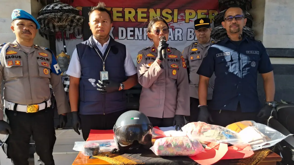 Kapolsek Denpasar Barat Kompol Ni Wayan Adnyani Prabawati didampingi Kasi Humas Polresta Denpasar Iptu I Gede Adi Saputra Jaya menunjukkan tersangka kasus pembuangan bayi di Mapolsek Denpasar Barat, Senin (15/6) siang. (Foto Adrian Suwanto) 