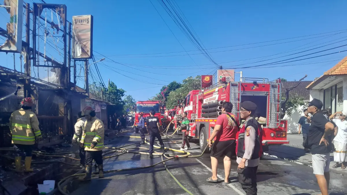 Kobaran api melalap satu blok bangunan tempat usaha di Jalan Danau Poso, Sanur Kauh, Denpasar Selatan, Minggu (14/6) kemarin. (Istimewa) 