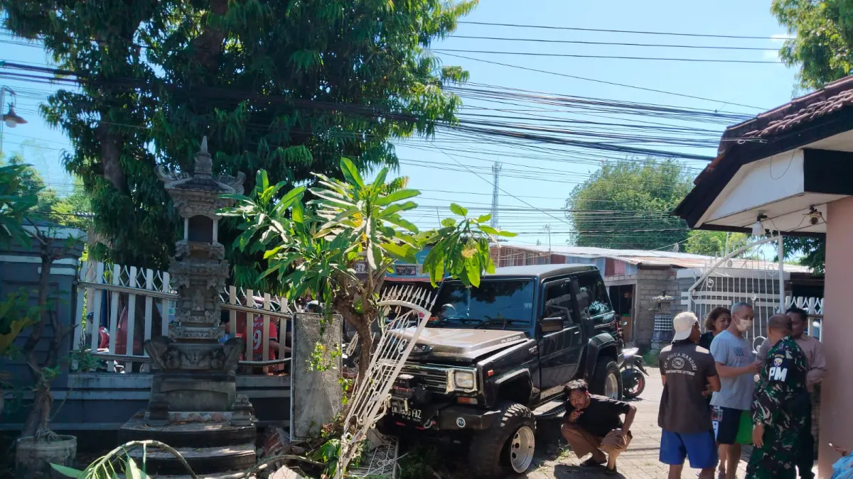 Mobil Daihatsu Taft terhenti setelah menabrak pagar rumah di Jalan Gempol. Sebelumnya kendaraan itu menabrak empat sepeda motor secara beruntun. (Foto Polres Buleleng) 