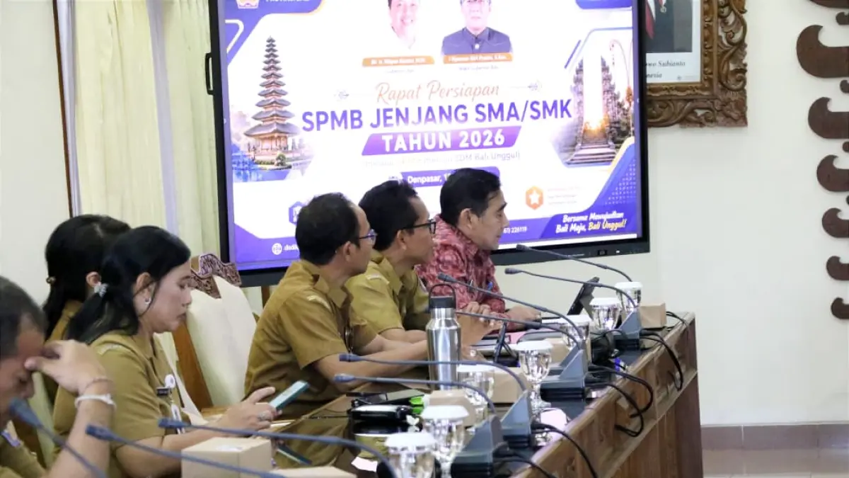 Pimpinan dan anggota DPRD Bali bersama jajaran Dinas Pendidikan, Kepemudaan dan Olahraga Provinsi Bali membahas kesiapan Sistem Penerimaan Murid Baru Tahun 2026 untuk jenjang SMA dan SMK, Senin (15/6) kemarin. (Istimewa) 