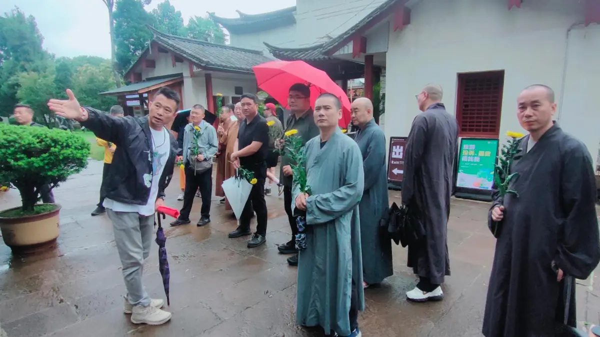 Sejumlah pengunjung dan biksu di National Memorial Cemetery, Kota Tengchong, Provinsi Yunnan. Tiap hari, ribuan orang berkunjung ke lokasi tersebut. (Foto Eka Prasetya)&nbsp;