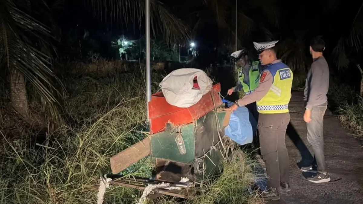 Jajaran anggota Polsek Selemadeg melakukan patroli keamanan di kawasan lahan persawahan dan subak milik petani. (Istimewa) 