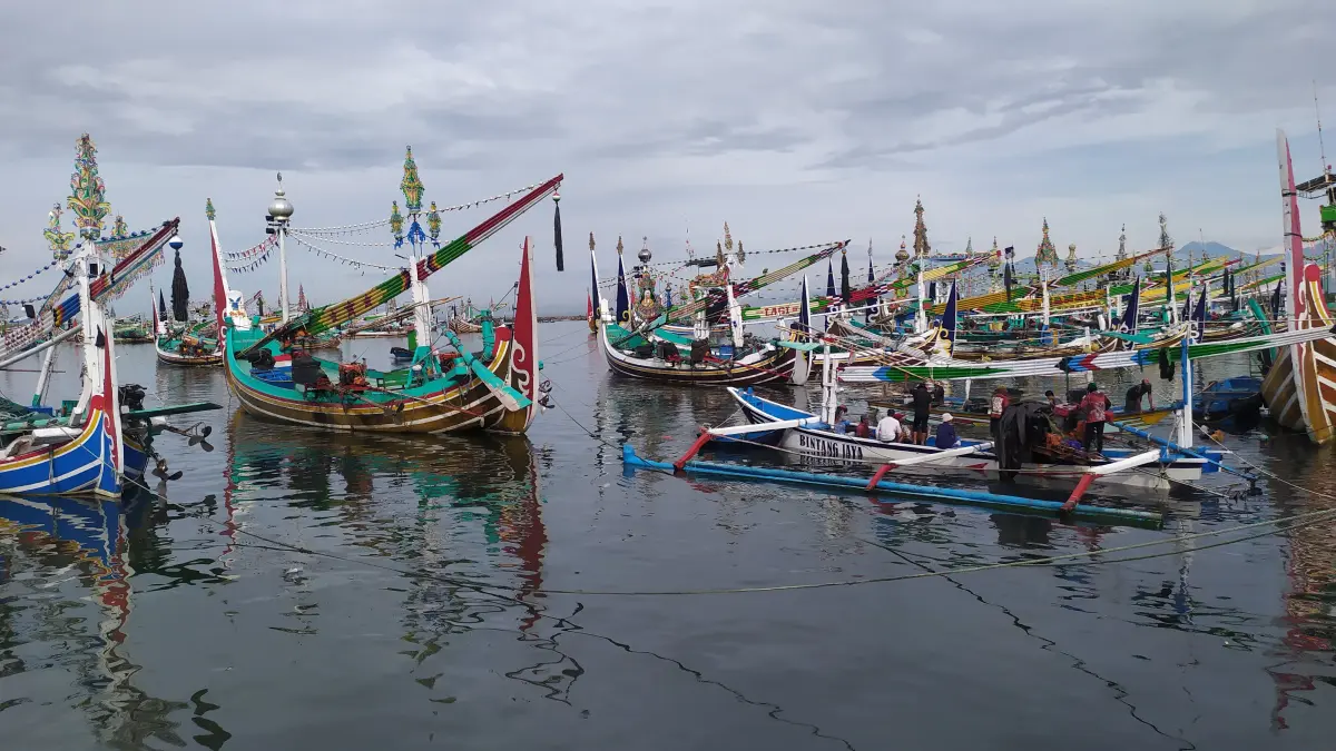 Sejumlah perahu milik nelayan terparkir rapi di kolam labuh Pelabuhan Perikanan Nusantara Pengambengan, Jembrana. (Foto M. Basir) 