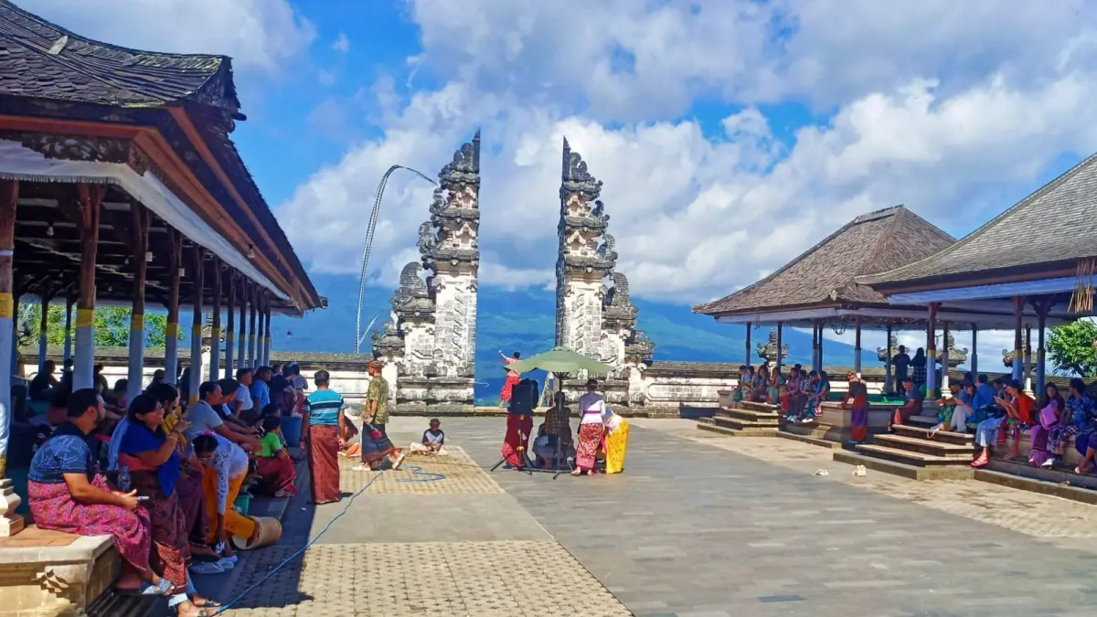 Suasana kunjungan wisatawan di kawasan Pura Lempuyang pada kesempatan sebelumnya.(Foto Zulfika Rahman)&nbsp;
