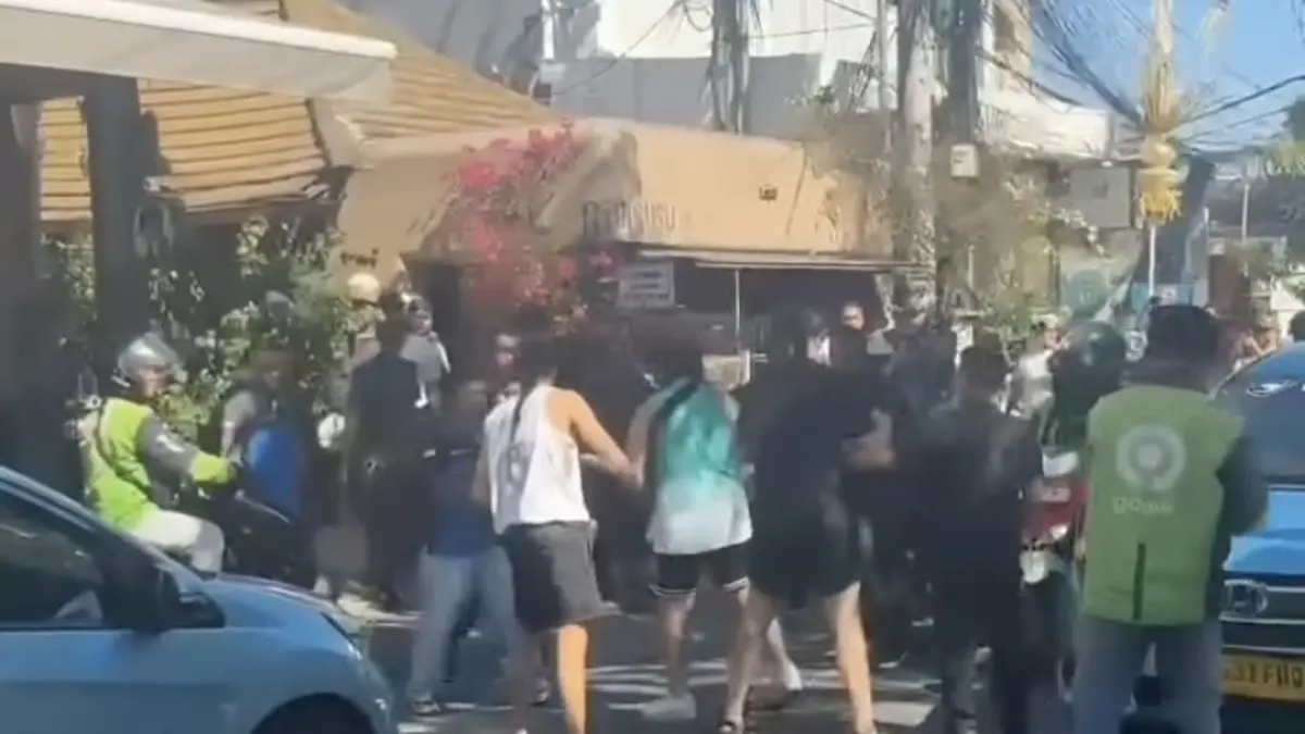 Suasana saat terjadi keributan yang melibatkan warga negara asing dan sopir taksi di depan Gigi Susu, Jalan Pantai Batu Bolong, Canggu. (Istimewa) 
