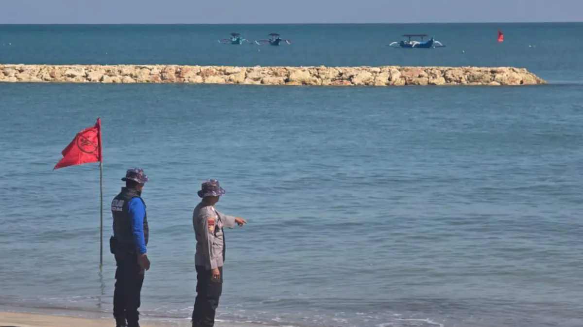 Petugas Balawista bersama anggota Sat Polairud Polresta Denpasar melakukan penyisiran di perairan Pantai Kuta setelah menerima laporan adanya jasad mengapung. (Foto Adrian Suwanto) 